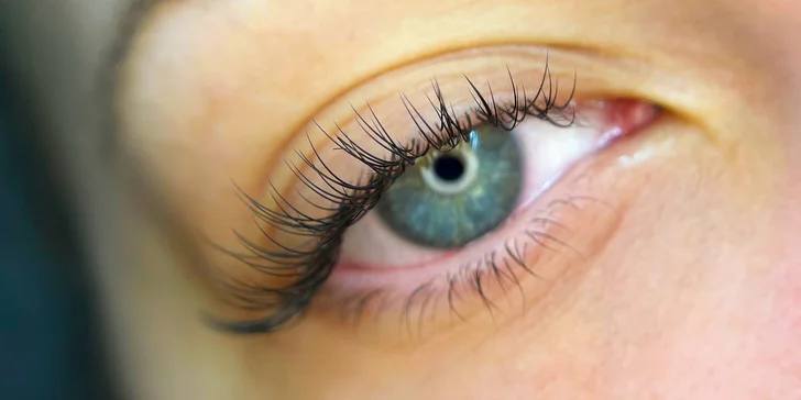 Pohled, kterým okouzlíte: prodloužení řas, lash lifting i laminace obočí