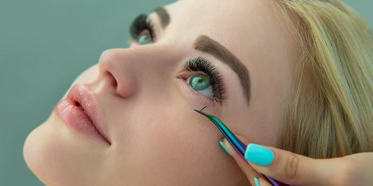 Pohled, kterým okouzlíte: prodloužení řas, lash lifting i laminace obočí