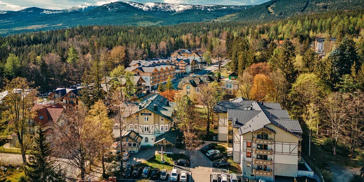 Adult only apartmány ve Sklářské Porubě: historický hotel se zahradou, wellness, snídaně i kinosál
