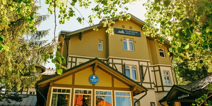 Adult only apartmány ve Sklářské Porubě: historický hotel se zahradou, wellness, snídaně i kinosál