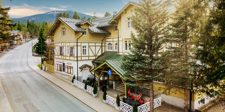Adult only apartmány ve Sklářské Porubě: historický hotel se zahradou, wellness, snídaně i kinosál