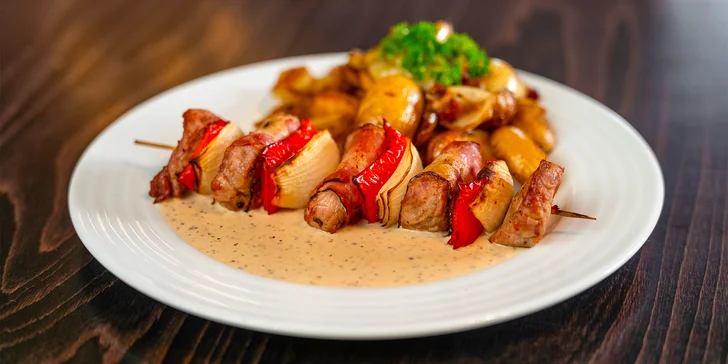 Tříchodové menu pro 2 osoby: kachní paštika, špíz z vepřové panenky a štrúdl se zmrzlinou i prosecco