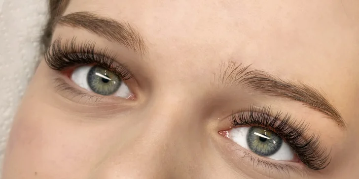 Prodloužení a zhuštění řas objemovou technikou Volume Extensions