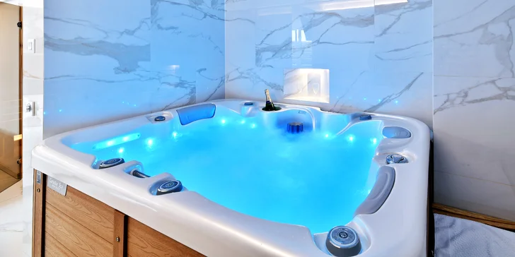 Privátní wellness na hodinu i celou noc: finská sauna, vířivá vana, ochlazovací vědro i s Bohemia Sektem