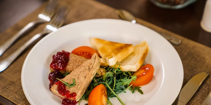 Tříchodové menu pro 2 osoby: domácí paštika, panenka a kuřecí prso i sladký dezert
