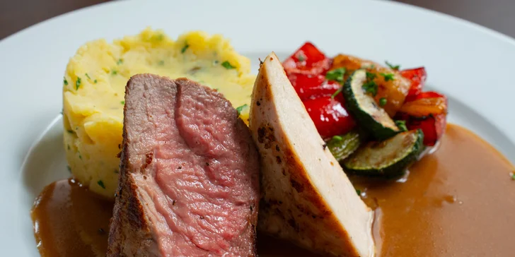 Tříchodové menu pro 2 osoby: domácí paštika, panenka a kuřecí prso i sladký dezert