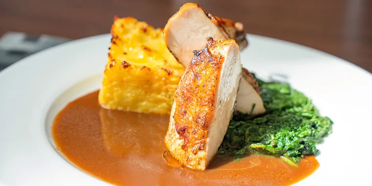 Tříchodové menu s carpacciem, kuřecím supreme a crème brûlée pro 2 osoby