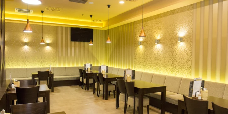 Megaburger o váze 2 kg s hranolky a cibulovými kroužky a 1 hod. bowlingu pro 4–6 osob