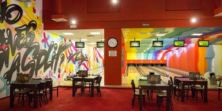 Hodina bowlingu a nálož jídla: jedna či dvě dráhy a až 4 400 g dobrot
