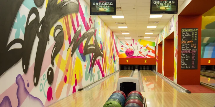 Megaburger o váze 2 kg s hranolky a cibulovými kroužky a 1 hod. bowlingu pro 4–6 osob