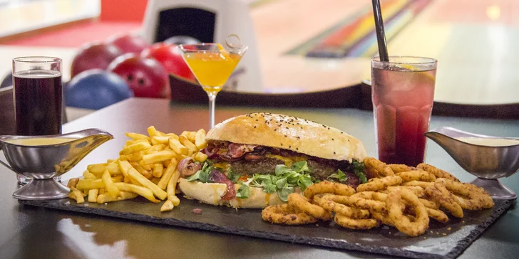 Megaburger o váze 2 kg s hranolky a cibulovými kroužky a 1 hod. bowlingu pro 4–6 osob