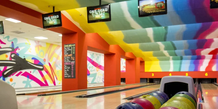 Hodina bowlingu a nálož jídla: jedna či dvě dráhy a až 4 400 g dobrot