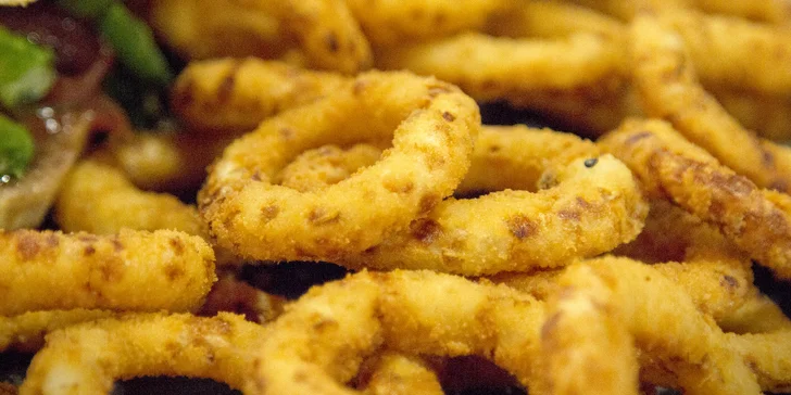 Megaburger o váze 2 kg s hranolky a cibulovými kroužky a 1 hod. bowlingu pro 4–6 osob