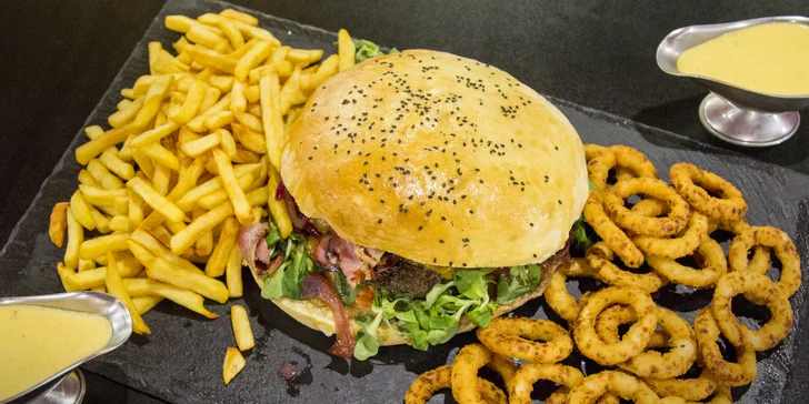 Megaburger o váze 2 kg s hranolky a cibulovými kroužky a 1 hod. bowlingu pro 4–6 osob