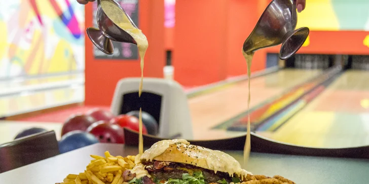 Megaburger o váze 2 kg s hranolky a cibulovými kroužky a 1 hod. bowlingu pro 4–6 osob