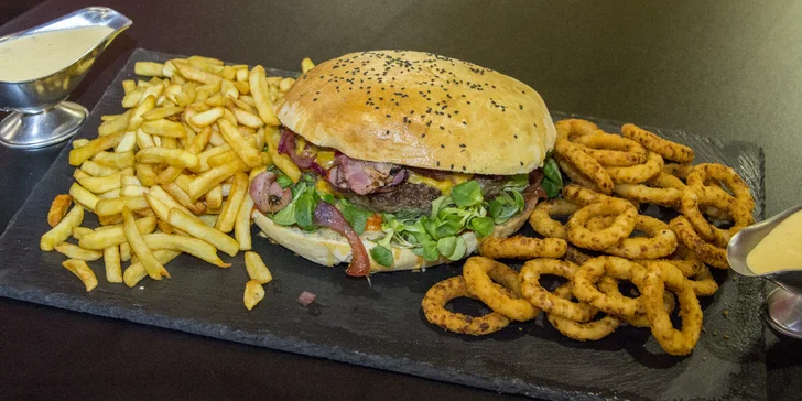 Megaburger o váze 2 kg s hranolky a cibulovými kroužky a 1 hod. bowlingu pro 4–6 osob