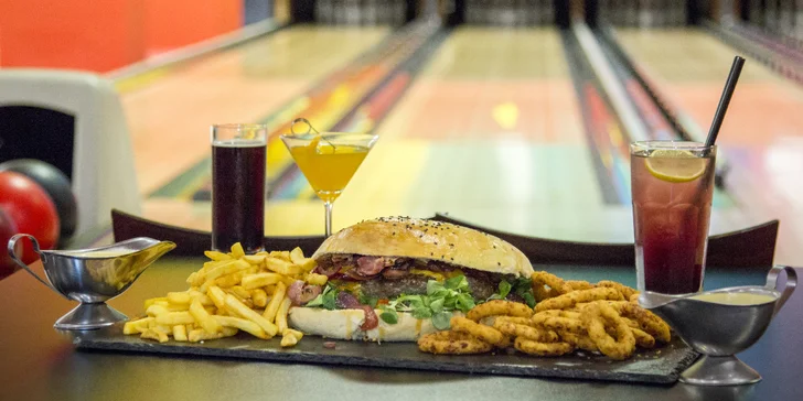 Megaburger o váze 2 kg s hranolky a cibulovými kroužky a 1 hod. bowlingu pro 4–6 osob