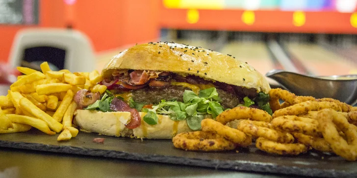 Megaburger o váze 2 kg s hranolky a cibulovými kroužky a 1 hod. bowlingu pro 4–6 osob