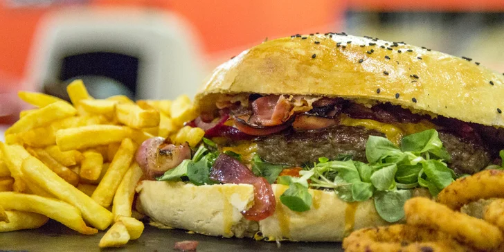 Megaburger o váze 2 kg s hranolky a cibulovými kroužky a 1 hod. bowlingu pro 4–6 osob