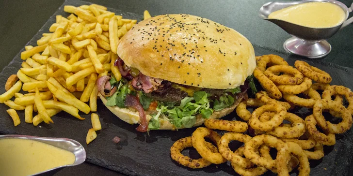 Megaburger o váze 2 kg s hranolky a cibulovými kroužky a 1 hod. bowlingu pro 4–6 osob