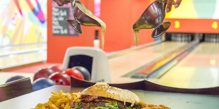 Megaburger o váze 2 kg s hranolky a cibulovými kroužky a 1 hod. bowlingu pro 4–6 osob