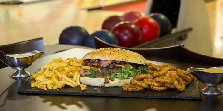 Megaburger o váze 2 kg s hranolky a cibulovými kroužky a 1 hod. bowlingu pro 4–6 osob
