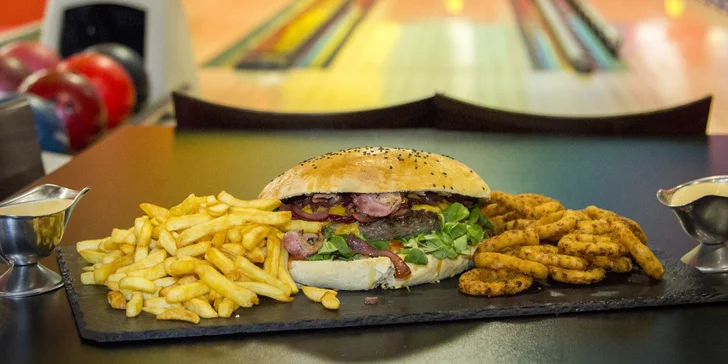 Megaburger o váze 2 kg s hranolky a cibulovými kroužky a 1 hod. bowlingu pro 4–6 osob