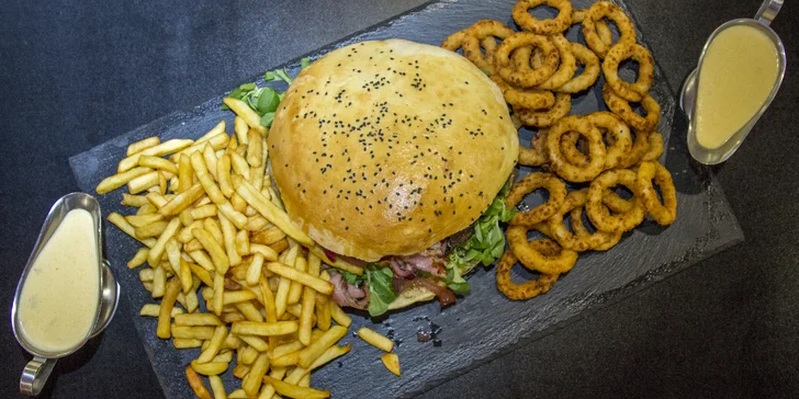 Megaburger o váze 2 kg s hranolky a cibulovými kroužky a 1 hod. bowlingu pro 4–6 osob