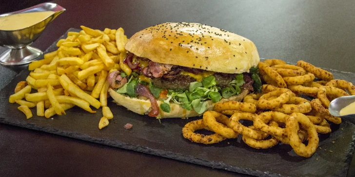 Megaburger o váze 2 kg s hranolky a cibulovými kroužky a 1 hod. bowlingu pro 4–6 osob