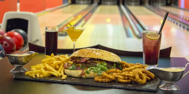 Megaburger o váze 2 kg s hranolky a cibulovými kroužky a 1 hod. bowlingu pro 4–6 osob