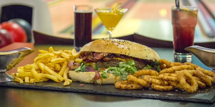 Megaburger o váze 2 kg s hranolky a cibulovými kroužky a 1 hod. bowlingu pro 4–6 osob