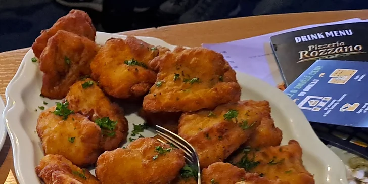 Bowling a kulečník s pizzou, burgery, řízky či kuřecími paličkami i pivy až pro 8 osob