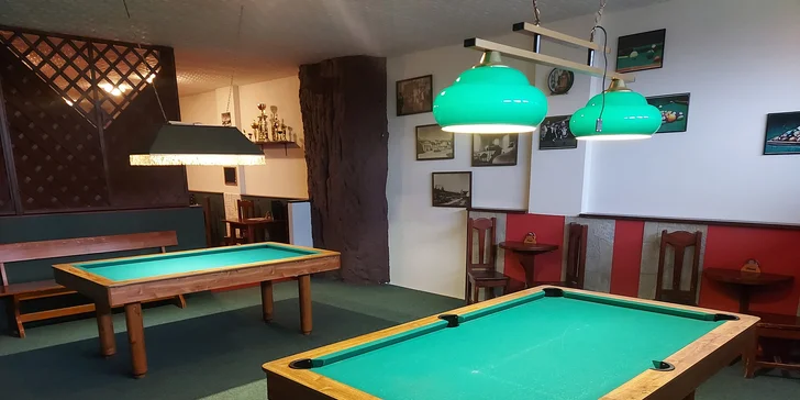 Bowling a kulečník s pizzou, burgery, řízky či kuřecími paličkami i pivy až pro 8 osob