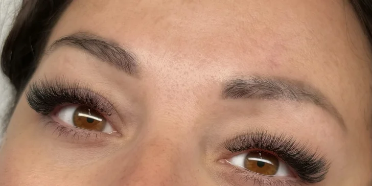 Prodloužení a zhuštění řas objemovou technikou Volume Extensions