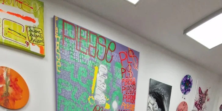 Zážitkové malování metodou fluid art: workshopy barvení podtácků, hodin i obrazů