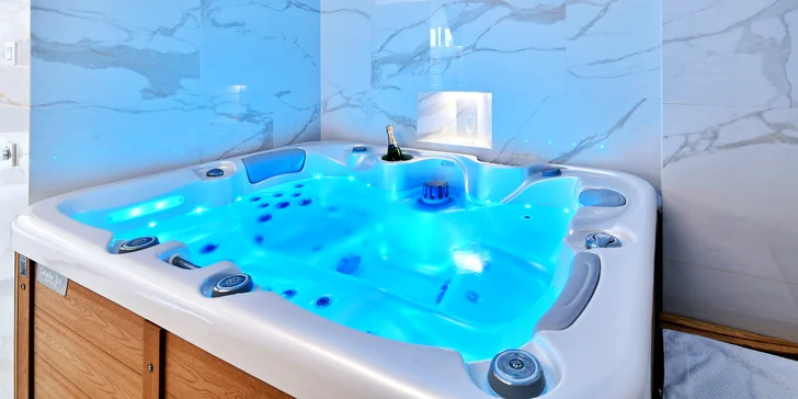 Privátní wellness na hodinu i celou noc: finská sauna, vířivá vana, ochlazovací vědro i s Bohemia Sektem