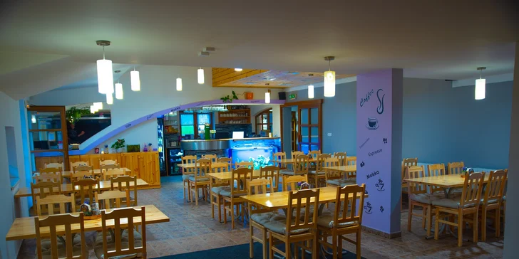 Hodina bowlingu a prkno se stripsy, řízky, hranolky i cibulovými kroužky a pečivem