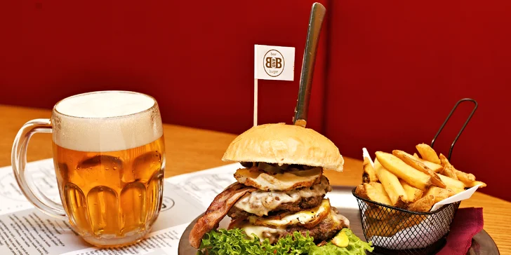 Burger menu v restauraci na Karláku: maxi burger s 300 g masa, hranolky a plzeň nebo domácí limonáda