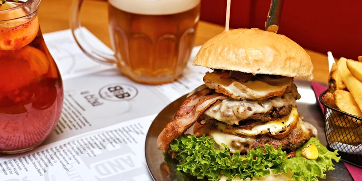Burger menu v restauraci na Karláku: maxi burger s 300 g masa, hranolky a plzeň nebo domácí limonáda