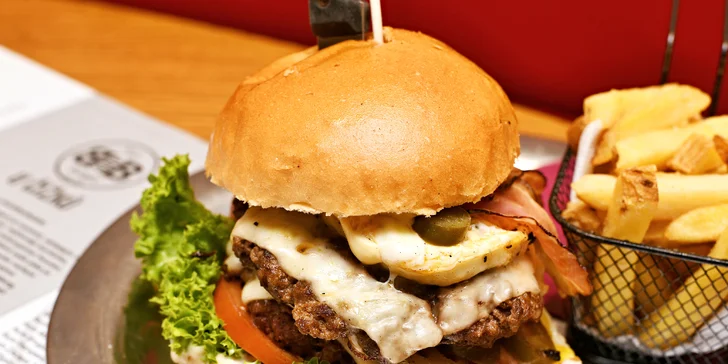 Burger menu v restauraci na Karláku: maxi burger s 300 g masa, hranolky a plzeň nebo domácí limonáda