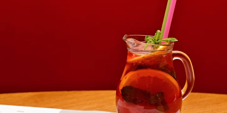 Královský burger na Karláku: 300 g masa, tekutý čedar, batátové hranolky a plzeň nebo limonáda