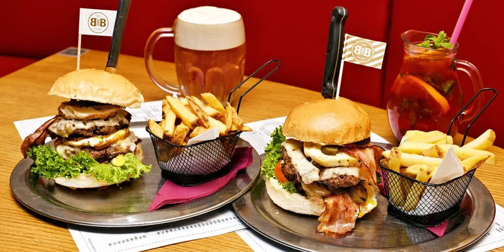 Burger menu v restauraci na Karláku: maxi burger s 300 g masa, hranolky a plzeň nebo domácí limonáda