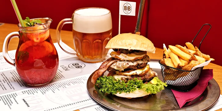 Burger menu v restauraci na Karláku: maxi burger s 300 g masa, hranolky a plzeň nebo domácí limonáda