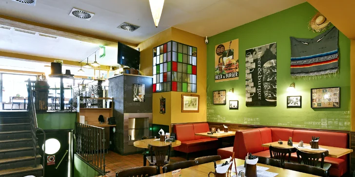 Burger menu v restauraci na Karláku: maxi burger s 300 g masa, hranolky a plzeň nebo domácí limonáda