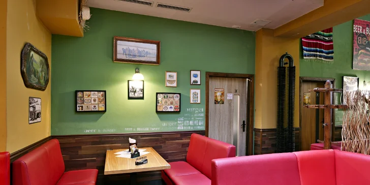 Burger menu v restauraci na Karláku: maxi burger s 300 g masa, hranolky a plzeň nebo domácí limonáda