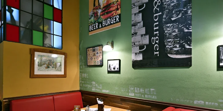 Burger menu v restauraci na Karláku: maxi burger s 300 g masa, hranolky a plzeň nebo domácí limonáda