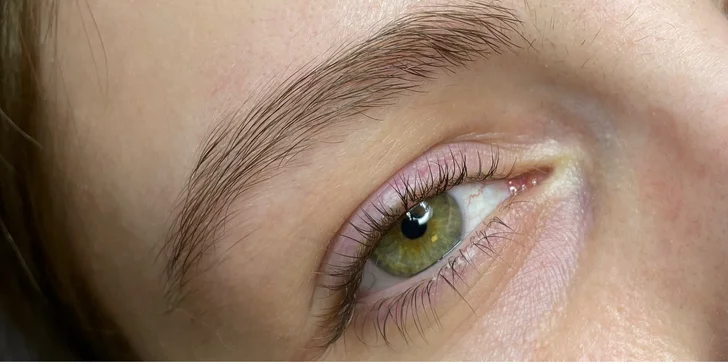 Pohled, kterým okouzlíte: prodloužení řas, lash lifting i laminace obočí