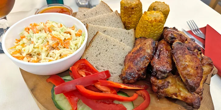 12 kuřecích křídel se salátem coleslaw, pečivem i grilovanou kukuřicí