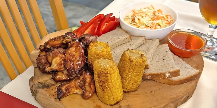 12 kuřecích křídel se salátem coleslaw, pečivem i grilovanou kukuřicí