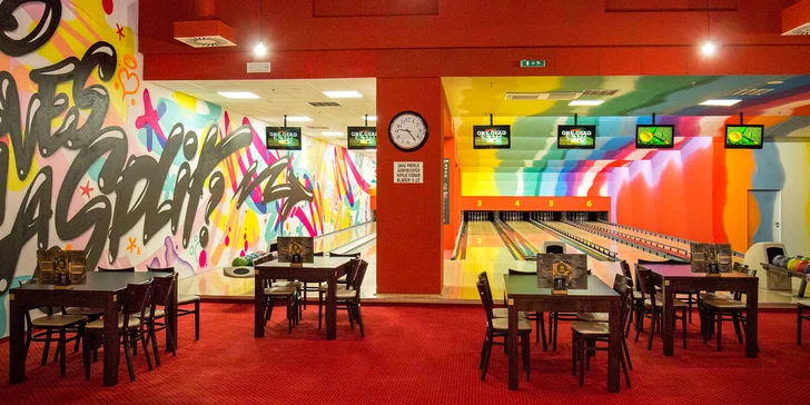 Megaburger o váze 2 kg s hranolky a cibulovými kroužky a 1 hod. bowlingu pro 4–6 osob